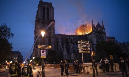 Nakon osam sati vatrene stihije požar u katedrali Notre Dame stavljen pod kontrolu: Najgore je izbjegnuto