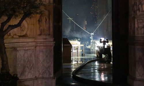 [FOTO] Prve slike ulaska vatrogasaca u unutrašnjost katedrale Notre Dame