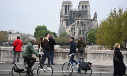 Počeli radovi na postavljanju improviziranog krova na Notre Dame