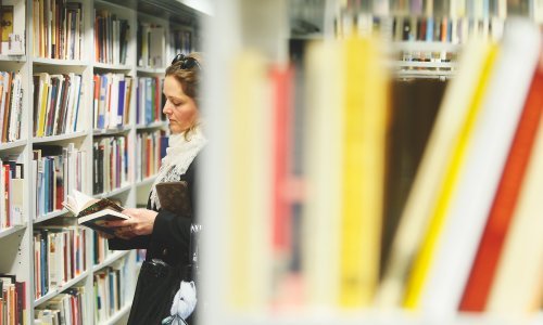 Na koji način Hrvati biraju koje će knjige čitati? Evo što kaže anketa