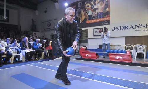 [VIDEO] Bandić se okušao u kuglanju. Nije dobro završilo