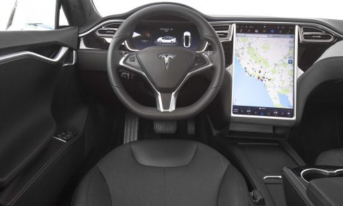 Teslini automobili od sad će se moći parkirati i dok niste u njima