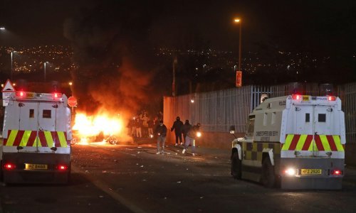 U neredima u Sjevernoj Irskoj ubijena novinarka, na policiju bacani Molotovljevi kokteli
