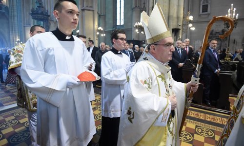 Bozanić u propovijedi prozvao politiku i 'moćnike' zbog Uljanika, na misu stigao i državni vrh