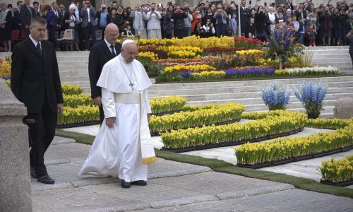 Papa brijačima i frizerima poručio da se okane 'tračanja' u salonima