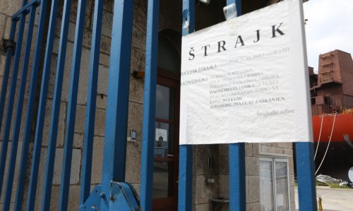 [FOTO] Zbog generalnog štrajka Uljanikova glavna porta po prvi puta ostavljena sama, radnici upalili svijeće