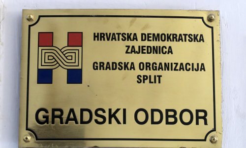 Policija traži provalnika koji je demolirao prostorije HDZ-a i pričao s bistom Franje Tuđmana