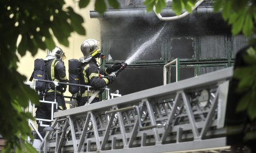 Ugašen požar u Zagrebu: Vatra zahvatila krov pivnice, na terenu 32 vatrogasca sa devet vozila