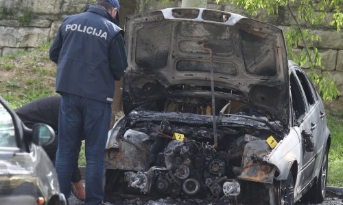 [FOTO/VIDEO] U Solinu gorio još jedan automobil, ovaj put na meti se našao skupocjeni BMW