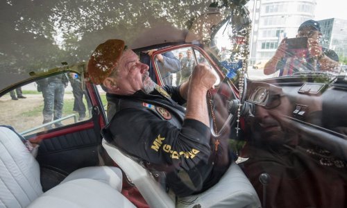 [FOTO] Motociklisti branitelji postavljaju 28 krunica po zemlji, a jednu su donijeli i u Crvenog fiću u Osijeku