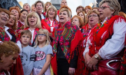 Retro i trendi u jednom: Predsjednica u cvjetnom uzorku krenula u pohod na sjeverne otoke
