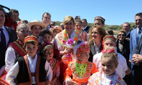 Predsjednicu na Susku dočekala nonica s pjesmom, poslušajte i kakvom