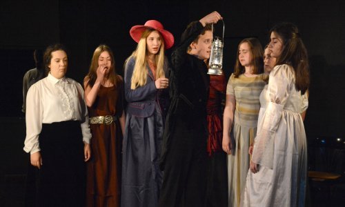 [VIDEO] Zavirite na premijeru predstave 'Hotel mrtvih žena'