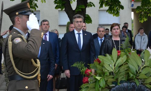 Plenković u Okučanima: Došli smo iskazati poštovanje svim hrvatskim braniteljima