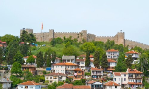 Kosovski folkloristi objesili zastavu Albanije na tvrđavu u Ohridu, dobili pet godina izgona