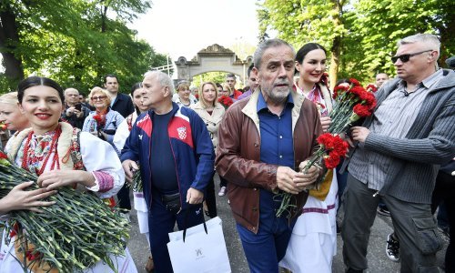 U Maksimiru se protiv Bandića, dok je dijelo građanima dijelio grah i karanfile, i prosvjedovalo