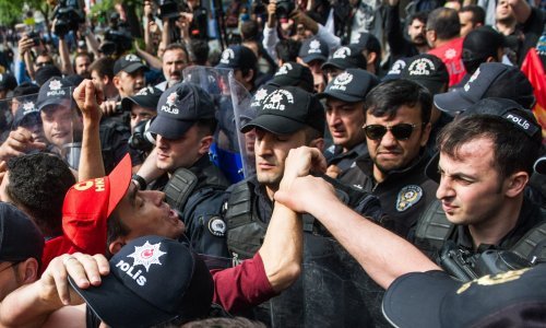 Dok u Hrvatskoj roštiljaju, radnici širom svijeta na ulicama: Štrajk u luci Pirej paralizirao Grčku, u Istanbulu i Parizu sukobi s policijom
