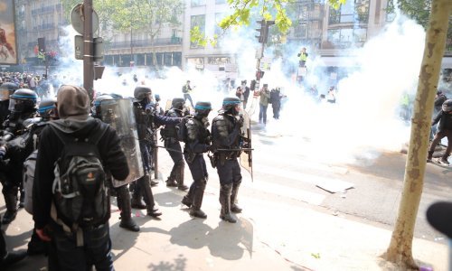 Ni 1. svibnja ulice Pariza ne miruju: Policija suzavcem rastjerivala maskirane prosvjednike