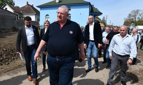 Traži se da Ana Brnabić objasni zašto Šešeljev skup u Hrtkovcima nije zabranjen