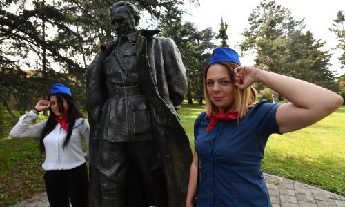 [FOTO] 'Titove pionirke' u beogradskoj Kući cvijeća obilježile obljetnicu smrti doživotnog predsjednika SFRJ