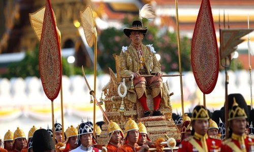 Pogledajte kako tajlandskog kralja u pozlaćenoj nosiljci pozdravljaju podanici. Ne smeta im ni pasja vrućina