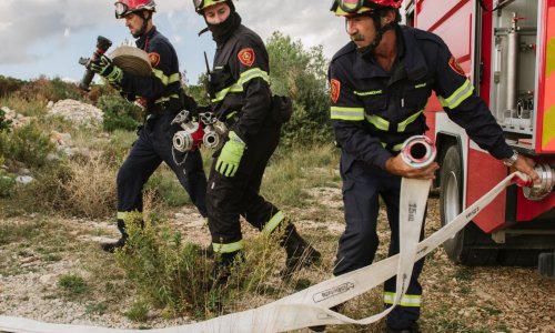 Gorjelo na splitskoj Sirobuji; vatrogasci požar drže pod kontrolom