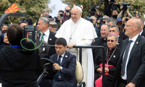 Papa Franjo provozao se papamobilom ulicama Skoplja, u prvim redovima i bivša hrvatska premijerka