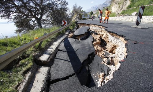[FOTO] Urušio se dio Jadranske magistrale, cesta 'odletjela' u provaliju