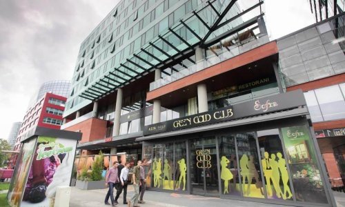 Mladi Vjeko Sliško puškarao pred noćnim klubom