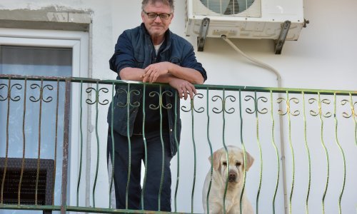 [FOTO/VIDEO] Bizaran slučaj u Biogradu; pogledajte kako su zbog sudskog spora zazidali čovjeka i psa u kuću