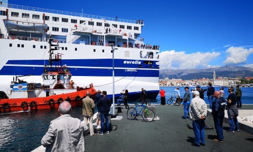 [VIDEO/FOTO] Sretan kraj drame: Aurelia pristala u splitsku luku, putnici zapjevali Grdovićevu 'Evo mene, moji ljudi'