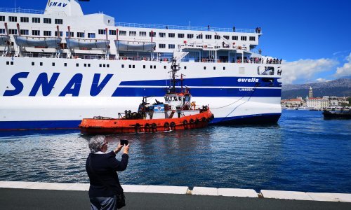 Aurelia nakon 40 sati stigla u Split; Talijanka autom umalo zgazila novinare u luci