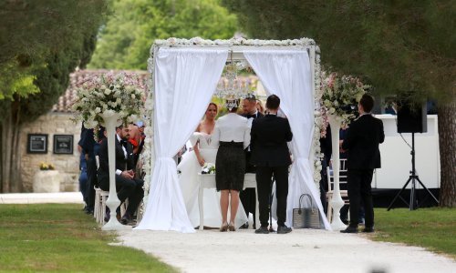 Bajkovita vjenčanica Maje Šuput nikoga neće ostaviti ravnodušnim, a evo tko ju je dizajnirao