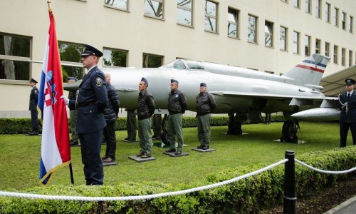 [FOTO/VIDEO] Krstičević na otkrivanju Perešinova MiG-a 21: To je uspomena na istinskog heroja koji nam je svima dao snagu