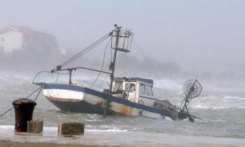 Tragedija na Krku: U padu s brodice u moru stradao muškarac