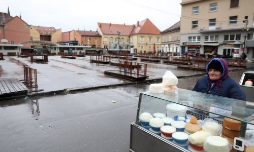 [FOTO/VIDEO] Pustoš na zagrebačkom Dolcu; zbog olujnog nevremena na tržnicu došle samo dvije kumice