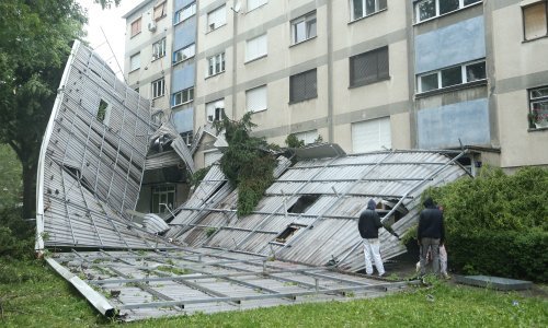 [FOTO] Kaos u Zagrebu: Vjetar odnio limeni krov, sat s crkve sv. Marka, pala fasada KBC Zagreb, ima ozlijeđenih, izbilo čak i desetak požara!