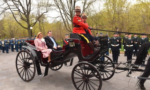 Grabar Kitarović kočijom stigla na susret s Juile Payette