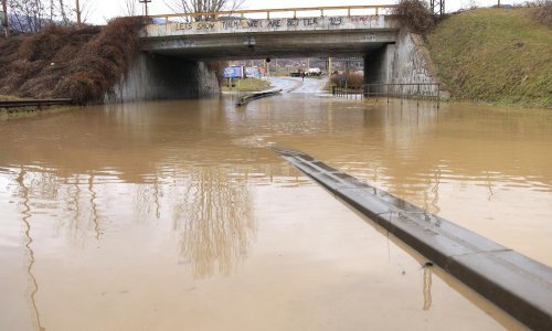 Izlivene rijeke u BiH prekinule promet, naselja na sjeveru odsječena, nema struje