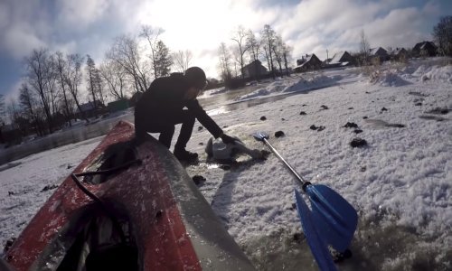 Dobri ljudi spasili labuda koji je zapeo u ledu