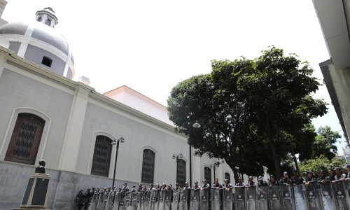 Policija blokirala pristup zastupnicima u parlament
