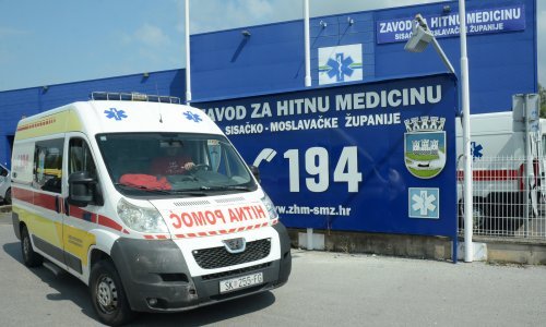 U frontalnom sudaru automobila vozači teško ozlijeđeni, a putnik lakše