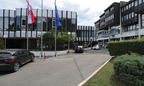 Ugašen požar u zgradi Agencije za malo gospodarstvo na zagrebačkom Ksaveru