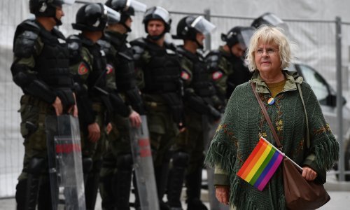 Parada ponosa u Novom Sadu: Srednjoškolci dovikivali 'Ubij pedera' i 'Idite na Kosovo', policija ih potisnula