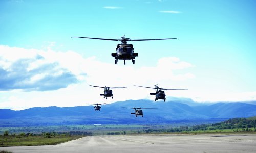 Pogledajte atraktivne snimke slijetanja 17 američkih vojnih helikoptera u Udbinu