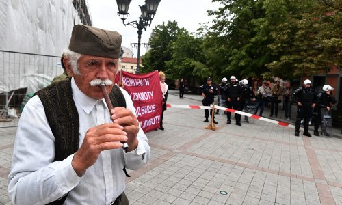 [FOTO] Evo kako je izgledao prosvjed protiv Parade ponosa u Novom Sadu