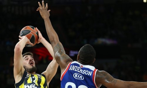 Anadolu Efes našeg Krune Simona razbio Fenerbahče i ušao u finale