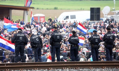 Hrvat koji je podigao desnicu u znak nacističkog pozdrava još je u pritvoru, a zabranjen mu je ponovni ulazak u Austriju!