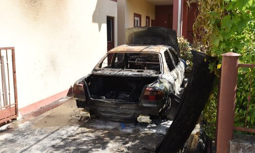 [FOTO/VIDEO] U dvorištu obiteljske kuće u Zadru potpuno izgorio automobil, počinitelj priveden