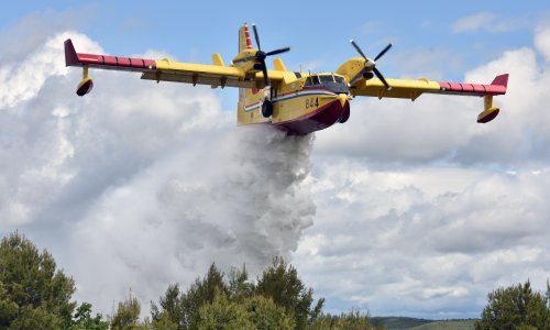 Požar kod Grebaštice gase i dva kanadera